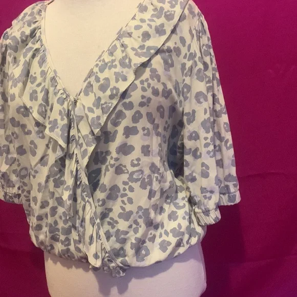 One clothing Los Angeles size large blue animal print crop style top - Picture 2 of 7